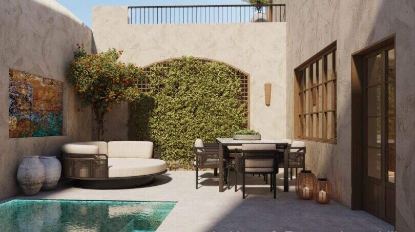 Mediterraner Innenpatio mit Pool, Loungebereich, Esstisch und begrünter Arkadenwand eines Stadthauses in Felanitx.