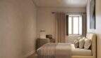 Elegantes Schlafzimmer mit Doppelbett, Schreibtisch und Fenster im renovierten Stadthaus Felanitx
