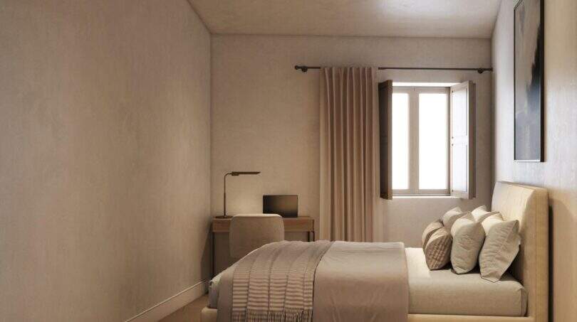 Elegantes Schlafzimmer mit Doppelbett, Schreibtisch und Fenster im renovierten Stadthaus Felanitx