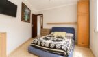 Dormitorio del apartamento de playa en Palma con cama doble, armario empotrado, TV y ventilador de techo
