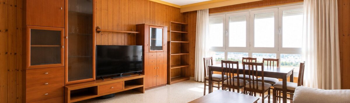 Luminosa sala de estar con revestimiento de madera, unidad de TV, mesa de comedor y vistas al mar cerca de la playa en Palma