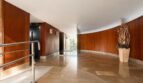 Elegantes Eingangsfoyer mit Marmorboden und Holzvertäfelung der Luxuswohnung am Paseo Marítimo Palma