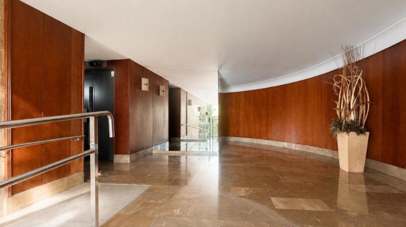 Elegantes Eingangsfoyer mit Marmorboden und Holzvertäfelung der Luxuswohnung am Paseo Marítimo Palma