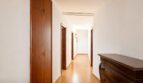 Heller Flur mit Holztüren, Parkettboden und klassischer Kommode in exklusiver Wohnung am Paseo Marítimo, Palma