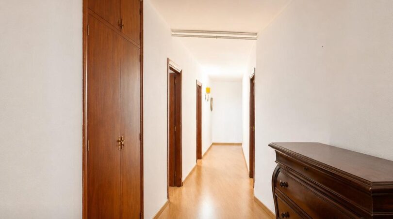 Heller Flur mit Holztüren, Parkettboden und klassischer Kommode in exklusiver Wohnung am Paseo Marítimo, Palma