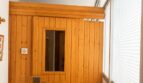 Sauna aus Holz mit Glasfenster-Tür in exklusiver Wohnung am Paseo Marítimo, Palma de Mallorca.