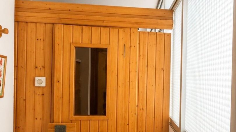 Sauna aus Holz mit Glasfenster-Tür in exklusiver Wohnung am Paseo Marítimo, Palma de Mallorca.