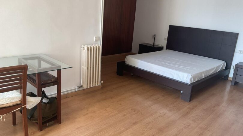 Helles Schlafzimmer mit Doppelbett, Laminatboden, Kleiderschrank und Schreibtisch in Wohnung am Paseo Marítimo