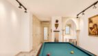 Eleganter Billardsalon mit blauem Tisch, Stuckbogen, Engelgemälde und Parkettboden in exklusiver Wohnung Palma