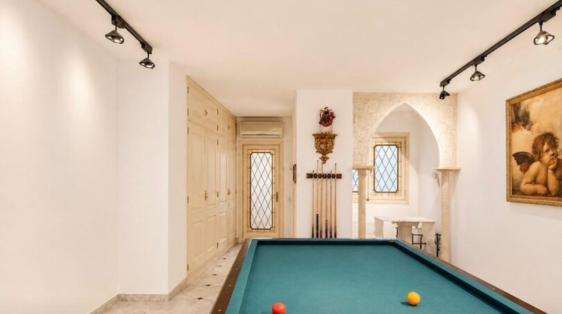 Eleganter Billardsalon mit blauem Tisch, Stuckbogen, Engelgemälde und Parkettboden in exklusiver Wohnung Palma