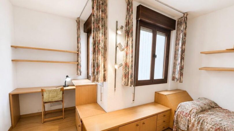 Helles Schlafzimmer der Wohnung am Paseo Marítimo mit Einzelbett, Schreibtisch und Einbauschränken