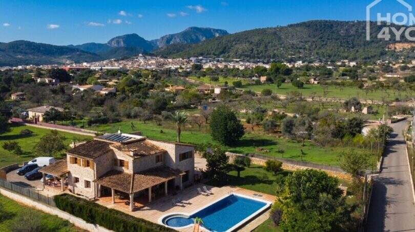 Luftaufnahme mallorquinischer Finca in Lloseta mit Pool, Terrasse und Blick auf Tramuntana-Gebirge.