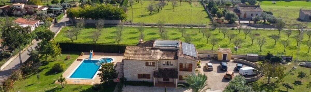 Aerial view of a Majorcan country estate in Lloseta with pool, solar system and spacious garden.