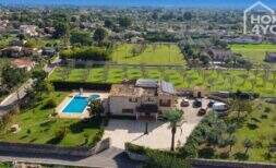 Luftaufnahme einer mallorquinischen Landfinca in Lloseta mit Pool, Solaranlage und weitläufigem Garten.