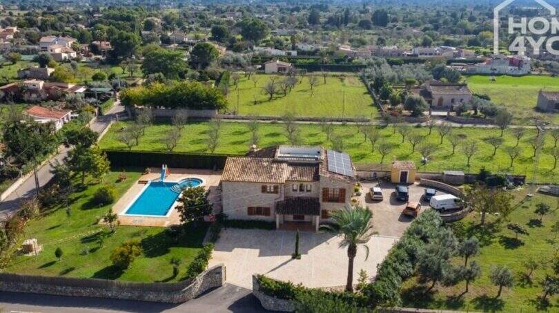 Aerial view of a Majorcan country estate in Lloseta with pool, solar system and spacious garden.