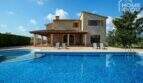 Außenansicht mallorquinischer Finca in Lloseta mit großem Salzwasserpool und überdachter Terrasse