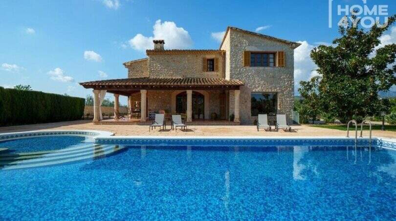 Außenansicht mallorquinischer Finca in Lloseta mit großem Salzwasserpool und überdachter Terrasse