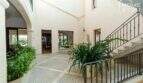 Eleganter Innenhof der mallorquinischen Villa in Lloseta mit Natursteinboden, Treppenaufgang und üppigen Grünpflanzen.