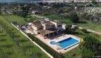 Luftaufnahme der mallorquinischen Villa in Lloseta mit großem Salzwasserpool, Terrasse und weitläufigem Garten.