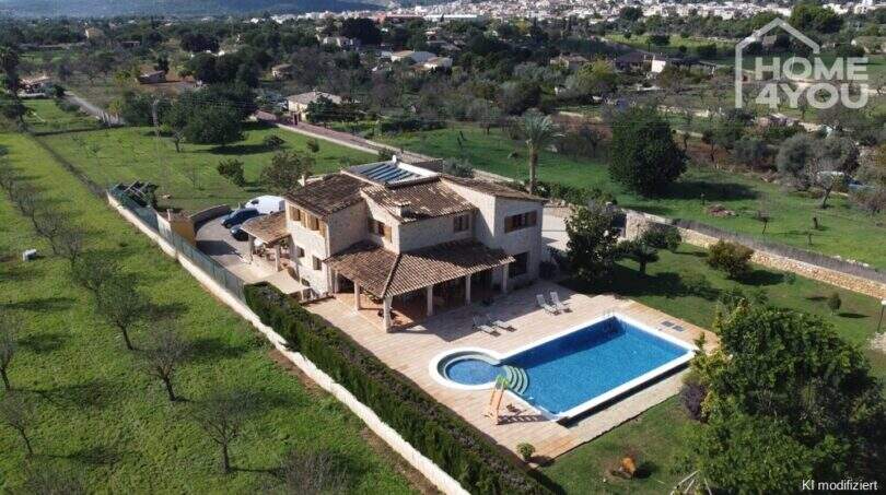Luftaufnahme der mallorquinischen Villa in Lloseta mit großem Salzwasserpool, Terrasse und weitläufigem Garten.