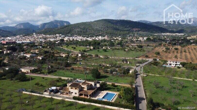 Luftaufnahme mallorquinischer Finca in Lloseta mit Pool, Garten & Tramuntana-Bergblick