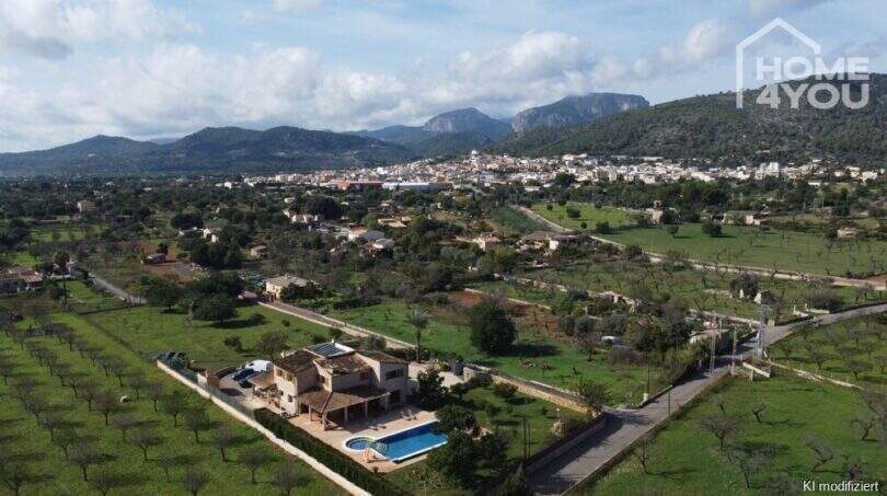 Luftaufnahme: Mallorquinische Villa mit Salzwasserpool, Garten und Blick auf Lloseta und Tramuntana-Gebirge.