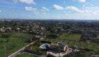 Luftaufnahme mallorquinischer Villa in Lloseta mit Salzwasserpool, Solaranlage und weitem Panoramablick.