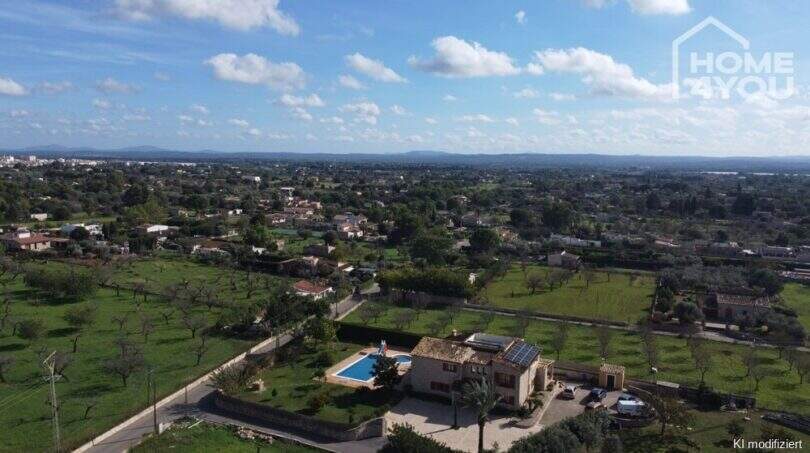 Luftaufnahme mallorquinischer Villa in Lloseta mit Salzwasserpool, Solaranlage und weitem Panoramablick.