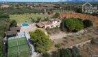 Vista aérea finca mediterránea Santa Margalida: casa principal, piscina, pista de pádel y terreno extenso