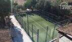 Pista de pádel privada con césped artificial y valla de metal de la finca mediterránea en Santa Margalida