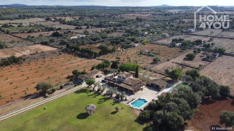 Vista aérea de finca mediterránea en Santa Margalida con piscina, pista de pádel y terreno extenso en ubicación tranquila.