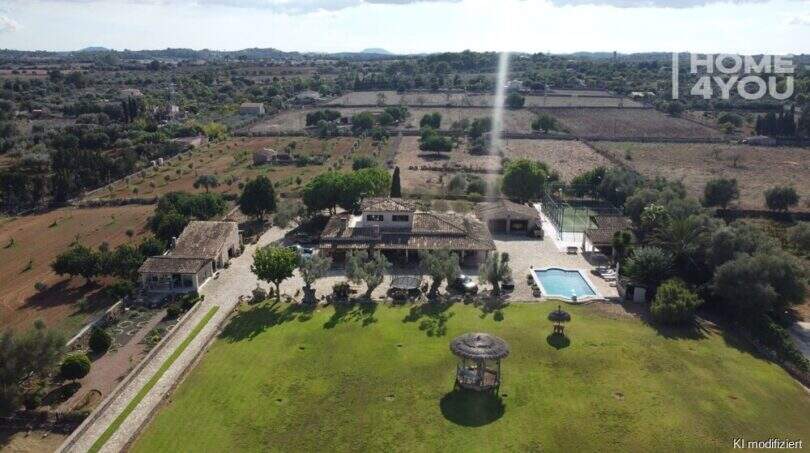 Vista aérea finca mediterránea Santa Margalida: casa principal, piscina, pista de pádel, pabellón y extenso jardín