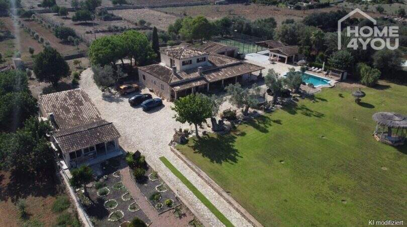 Vista aérea de la finca mediterránea Santa Margalida: casa principal, dependencias, piscina, pista de pádel y amplias zonas verdes