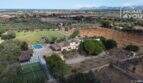 Vista aérea finca mediterránea Santa Margalida: casa principal, piscina, pista de tenis, gran jardín, terreno de 8.970 m².
