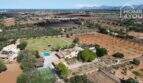 Vista aérea finca mediterránea Santa Margalida: piscina, pista de pádel, terreno de 8.970 m², vista al mar