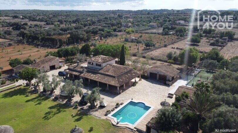 Vista aérea finca mediterránea Santa Margalida: piscina, pista de pádel, área de jardín y edificios auxiliares en 8.970 m²