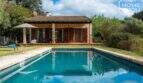 Mediterrane Finca in Campanet mit großem Pool, überdachter Terrasse und Holzjalousien in grüner Naturlage.
