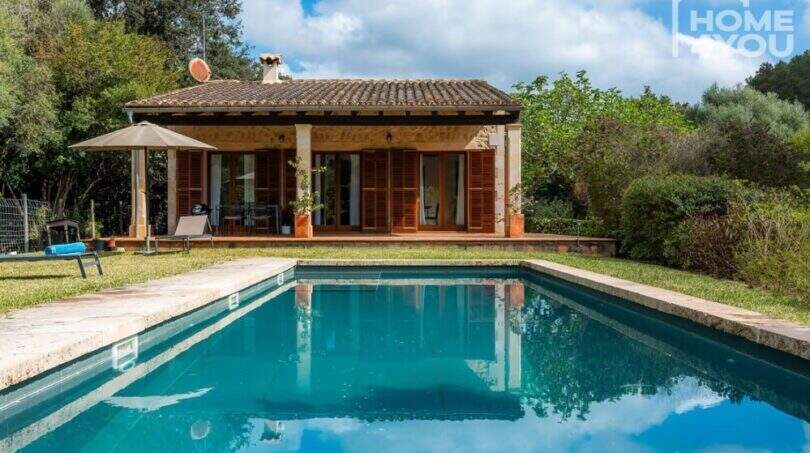 Mediterrane Finca in Campanet mit großem Pool, überdachter Terrasse und Holzjalousien in grüner Naturlage.