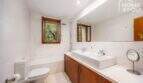 Helles Badezimmer der Finca mit Doppelwaschbecken, Badewanne, Dusche und Holzakzenten in Campanet.