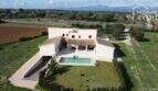 Luftaufnahme moderne Finca Santa Margalida mit Pool, Terrasse, Garage und 16.600 m² Grundstück, Bergblick