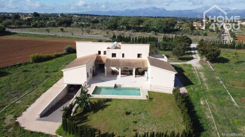 Luftaufnahme moderne Finca Santa Margalida mit Pool, Terrasse, Garage und 16.600 m² Grundstück, Bergblick