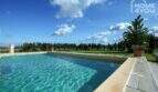 Großzügiger Außenpool der Finca in Santa Margalida mit türkisblauem Wasser und Gartenblick