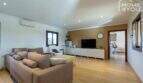 Helles Wohnzimmer der Finca in Santa Margalida mit Sofa, TV, Klimaanlage und Holzboden.