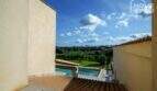 Blick vom Obergeschoss auf Pool, grünen Garten und Felder der modernen Finca in Santa Margalida