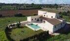 Luftaufnahme moderner Finca in Santa Margalida mit Pool, weitläufigem Grundstück und Blick auf umliegende Felder.
