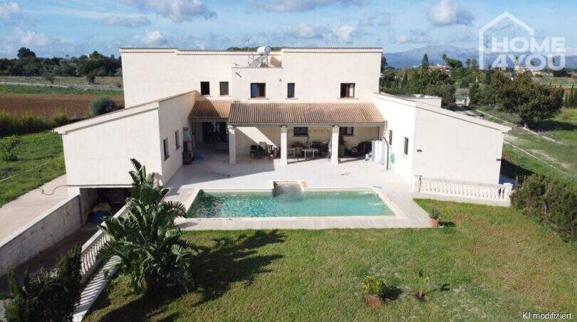 Luftaufnahme der modernen Finca in Santa Margalida mit Pool, Terrasse, weitläufigem Garten und Bergblick.