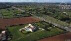 Luftaufnahme moderne Finca Santa Margalida, weißes Landhaus mit Pool, 16.600 m² Grundstück, Zypressen, Felder