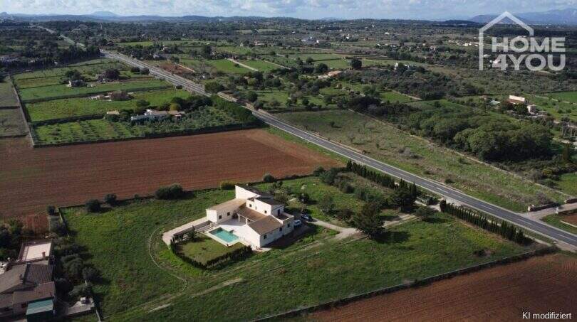 Luftaufnahme moderne Finca Santa Margalida, weißes Landhaus mit Pool, 16.600 m² Grundstück, Zypressen, Felder