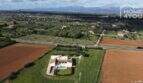 Luftaufnahme moderne Finca Santa Margalida, Pool, weitläufiges 16.600 m² Grundstück, Bergpanorama