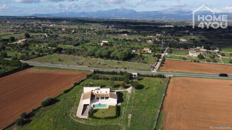 Luftaufnahme moderne Finca Santa Margalida, Pool, weitläufiges 16.600 m² Grundstück, Bergpanorama